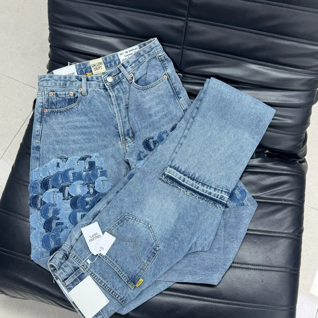 #8062 P286💰 GALLERY DEPT.G letter patch pudding 5001 denim washed and distressed spliced jeans -Original purchase and pattern making to truly restore the ultimate vintage texture -Original hardware accessories, washed and other elevators, QR code analysis are all purchased from the original factory, high degree of restoration, you are welcome to compare with a certain product ~ -Three-dimensional version Loose and comfortable, not picky about the figure, taller and slimmer, factory Seiko, original factory quality control, same style for men and women, can be matched with couples Versatile recommendation: must-have jeans for all seasons Color: blue Size: S-XXL (28-36)